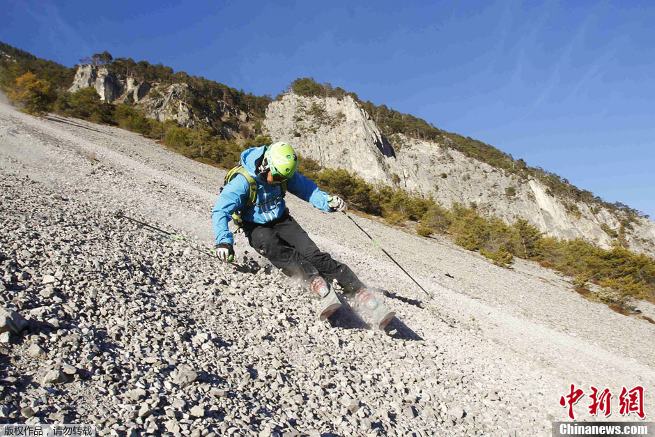 奥地利滑雪者碎石陡坡上一骑绝尘
