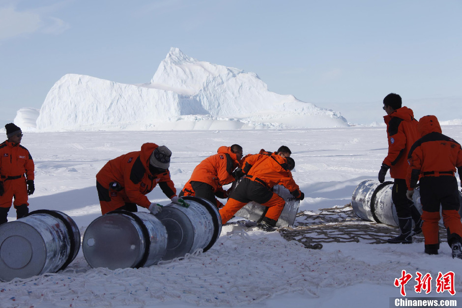 中国南极科考"雪龙"号冰上卸货全面展开