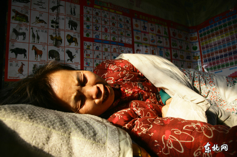 为了贴补家用,詹娟投亲到乌苏里江打鱼,冬夏住窝棚,得了严重风湿和