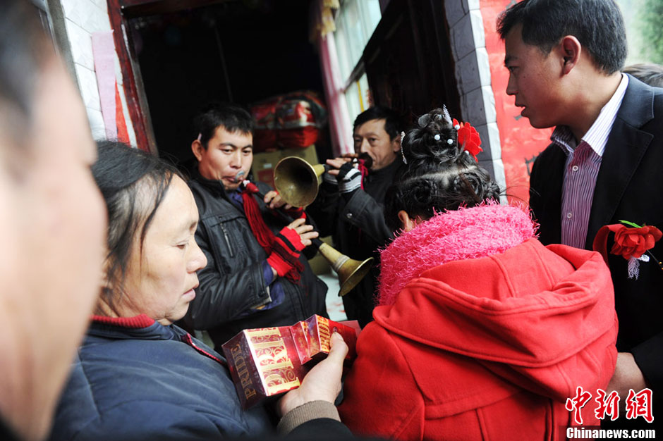 大巴山深处"讨价还价"的原生态婚礼