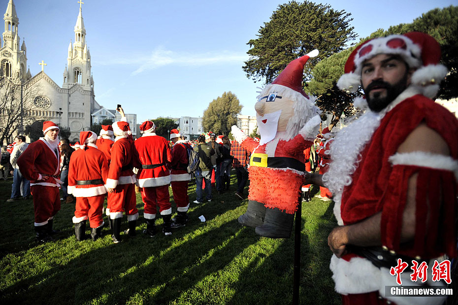 数千名圣诞老人齐聚美国旧金山