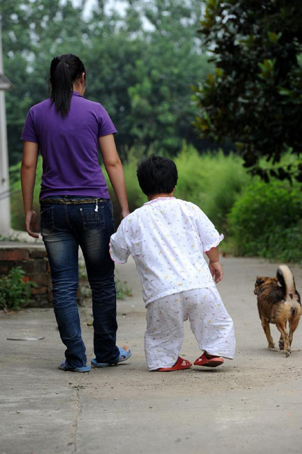 新闻中心 图片频道> 高清图腿脚不便又经常犯眩晕症的宋正凤(右)在戴