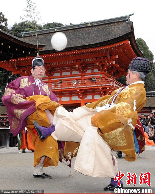 日本京都上演传统"蹴鞠"比赛 展示文化底蕴