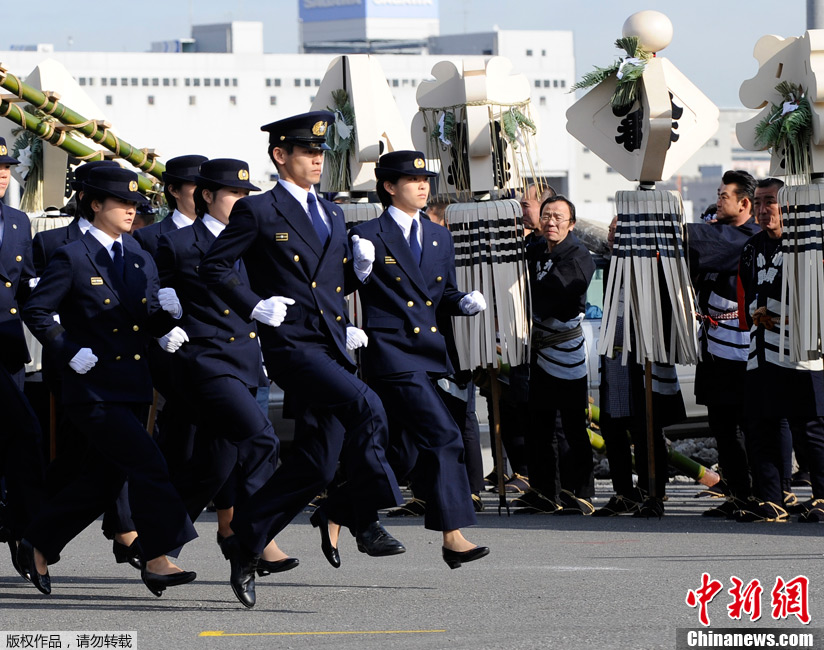 当地时间2012年1月6日,日本东京,日本举行新年消防演习,消防员攀上