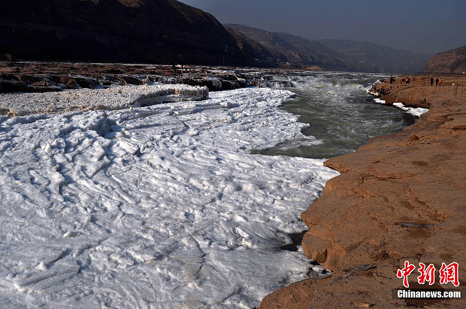 黄河壶口瀑布形成"天然冰桥"景观(高清组图)