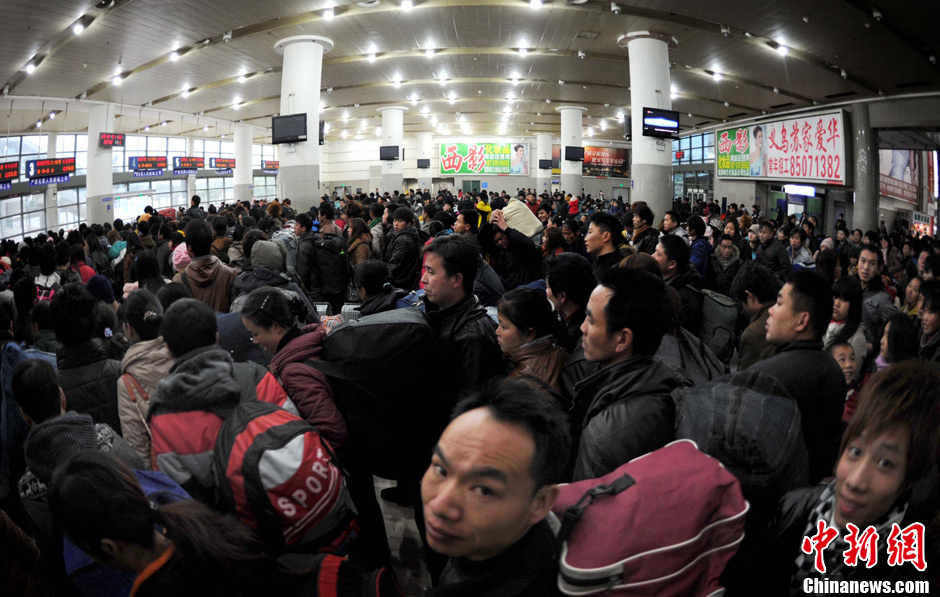 1月6日,等侯上车的旅客把铁路义乌站候车大厅挤得水泄不通.