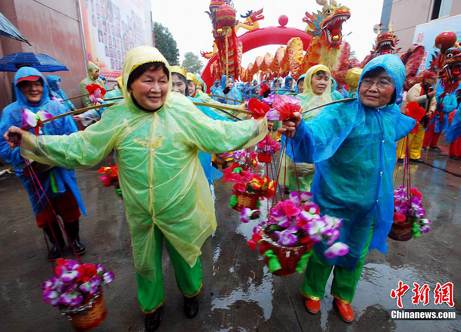 山西平遥算盘舞再现晋商辉煌岁月
