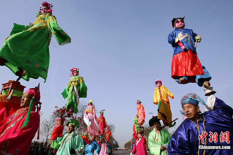 山西平遥算盘舞再现晋商辉煌岁月