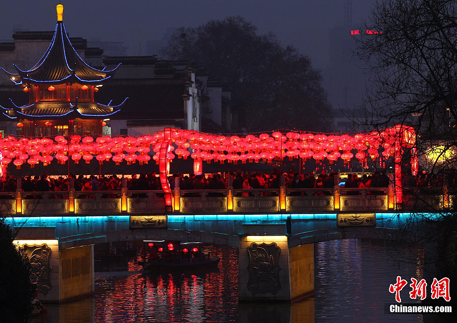 山西平遥算盘舞再现晋商辉煌岁月