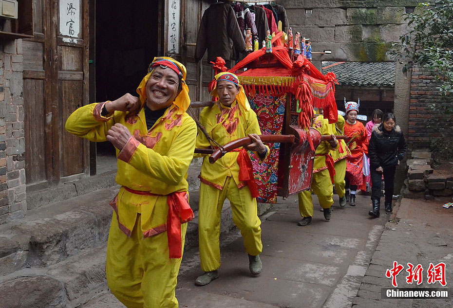 山西平遥算盘舞再现晋商辉煌岁月