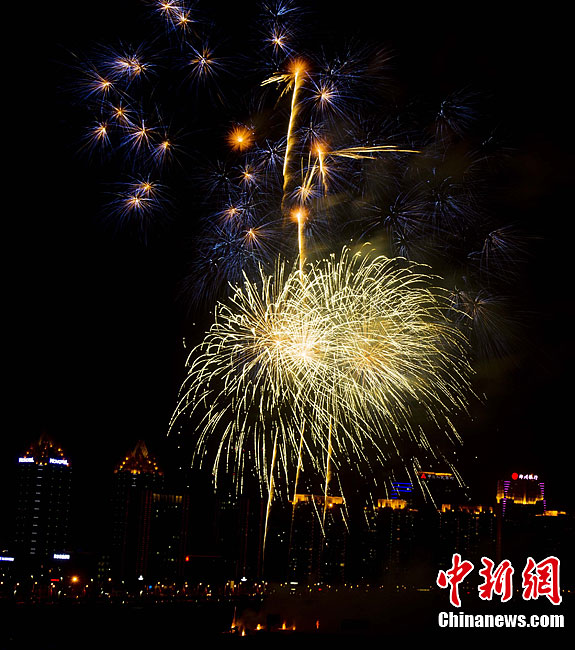 山西平遥算盘舞再现晋商辉煌岁月