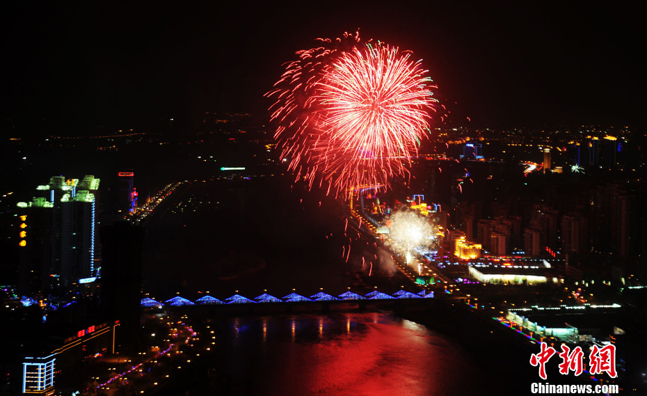 兰州焰火绽放黄河喜迎龙年元宵