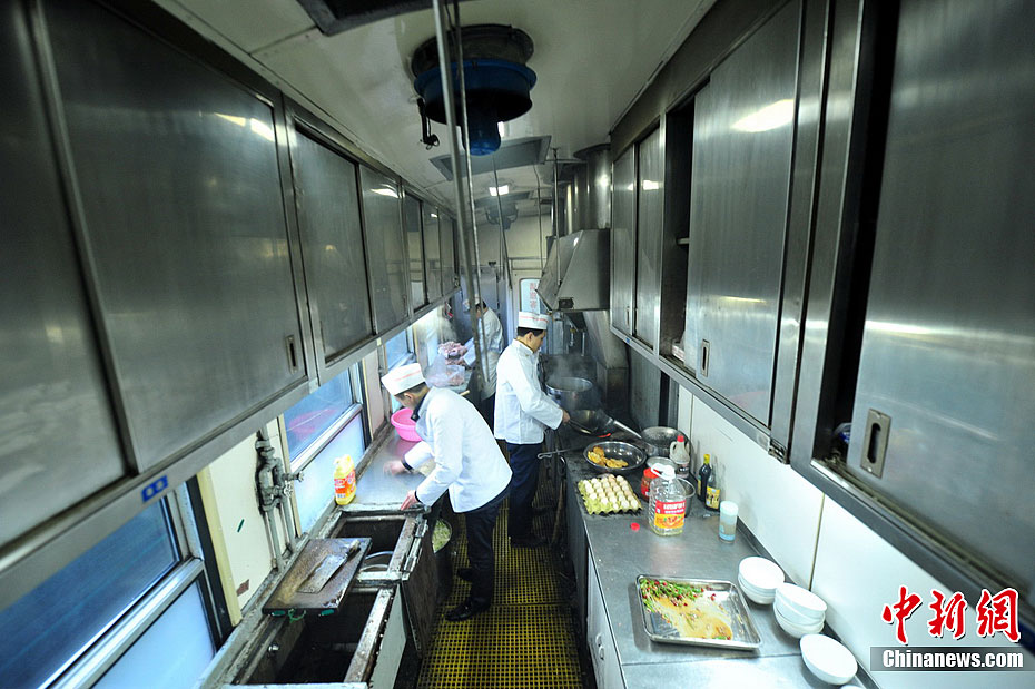 探访春运临客列车上的餐车