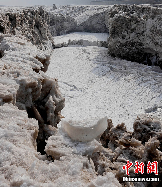 黄河壶口出现"冰桥"景观