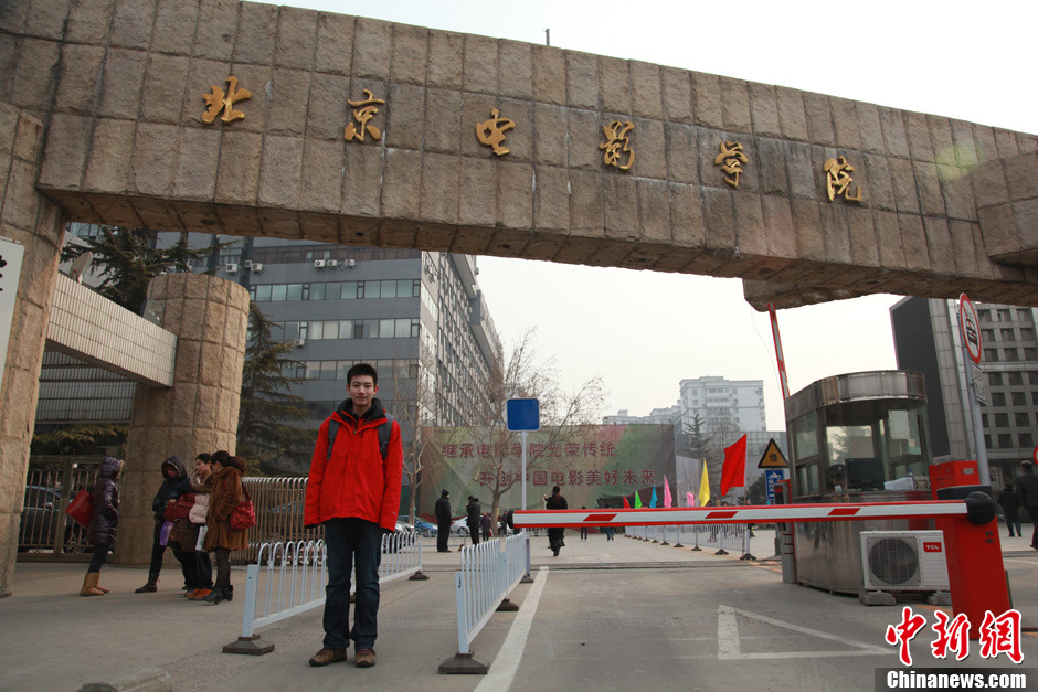 北影艺考围巾哥初试遭媒体围堵淡定应对