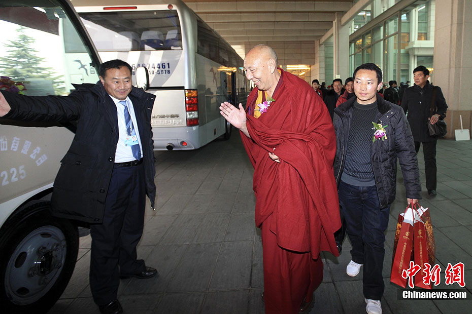 来自西藏的全国政协委员抵达北京