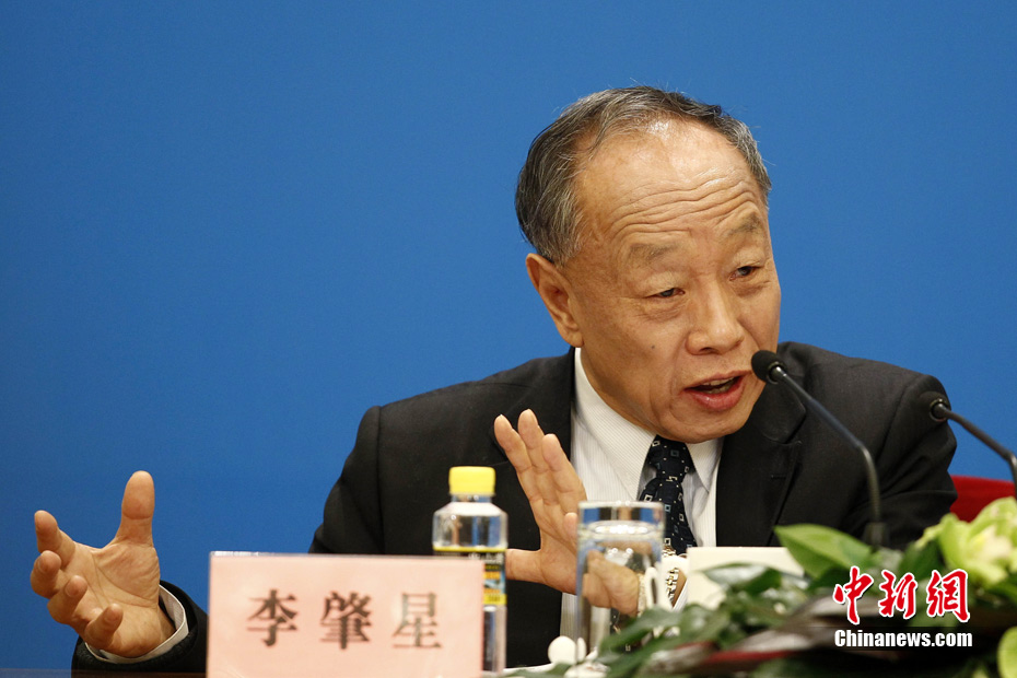 李肇星回答记者提问