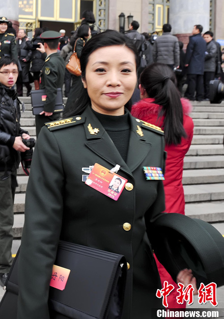两会花絮:军旅歌手李丹阳赴会