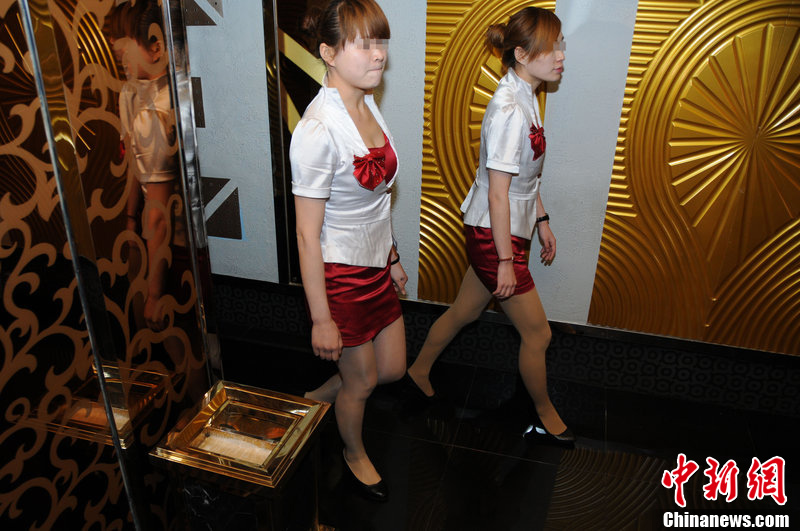 青岛公安局突击检查洗浴中心等娱乐场所