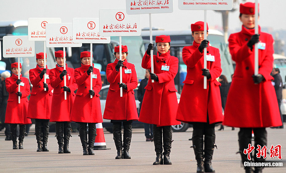 两会花絮:女引导员整齐划一迎代表