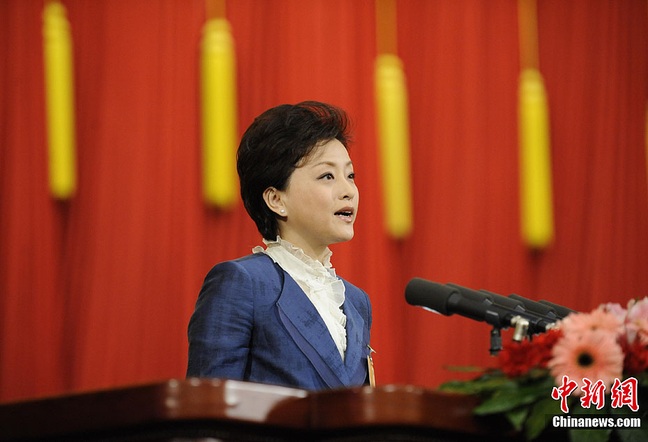 两会现场:朱燕来出席政协全体会议-中新网