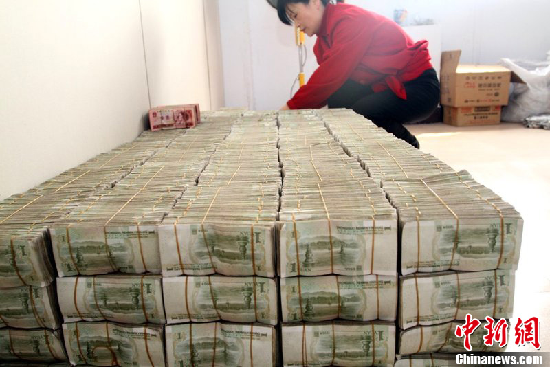 在公交公司财务处记者看到:桌上,地上堆叠着一捆捆,一摞摞的一元纸币