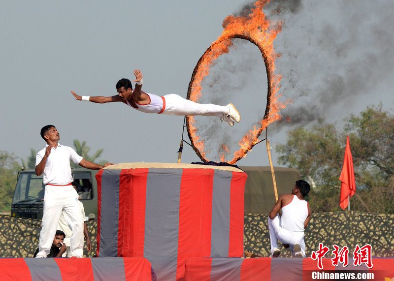 印度军校50周年庆典 学生表演钻火圈惊险刺激