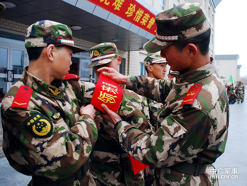 武警90后新战士考核场亮剑佩戴袖标