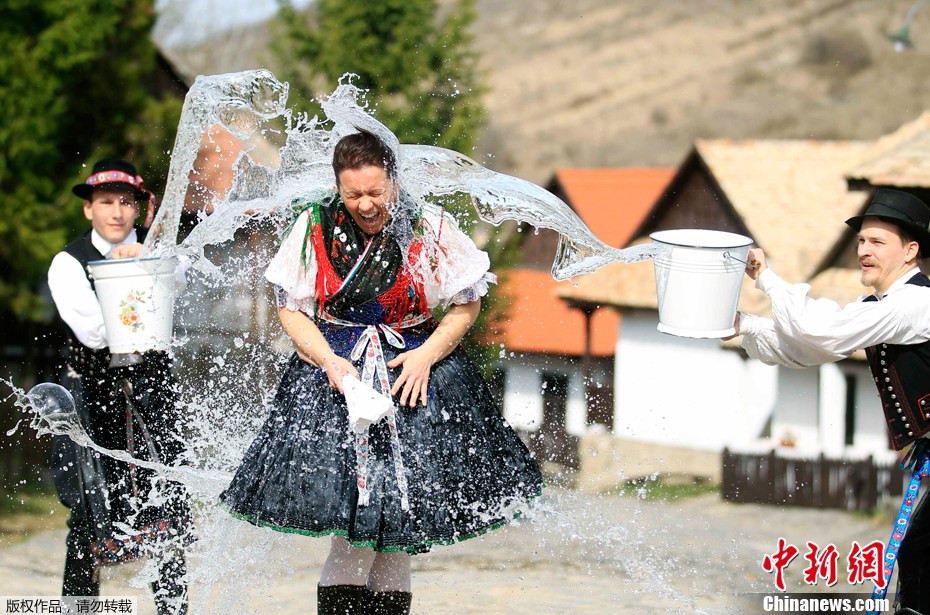 匈牙利村庄迎接复活节 姑娘们遭"湿身"无一幸免-中新网