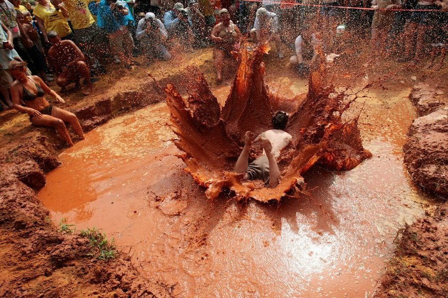 迷人的趣味比赛跳泥潭