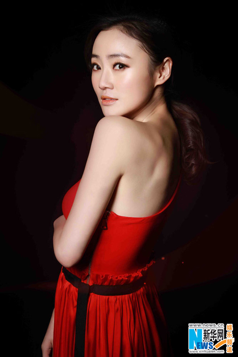 演员杨淼初春写真大秀美背 优雅可爱气质脱俗