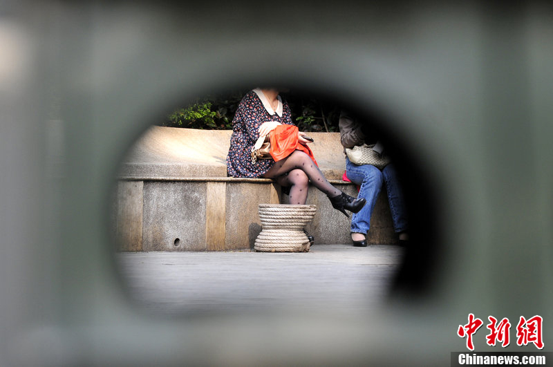 一"丝"风情 春日昆明街头上演丝袜秀