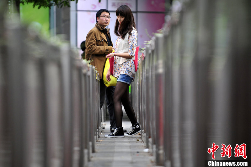 一"丝"风情 春日昆明街头上演丝袜秀