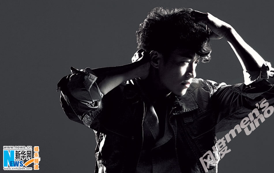 何润东野性写真 卷发牛仔单反元素搭配酷炫十足