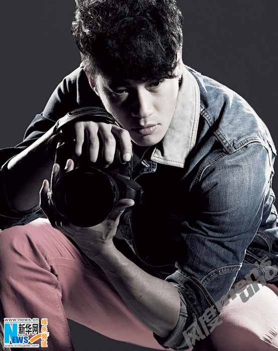 何润东野性写真 卷发牛仔单反元素搭配酷炫十足