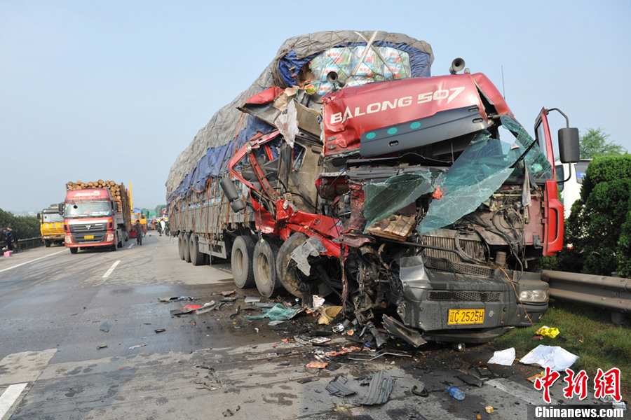 沪昆高速湘潭段10多台车连环相撞56