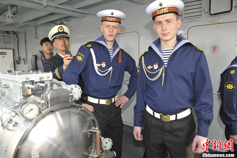 中俄联合军演:两国参演官兵相互参观军舰