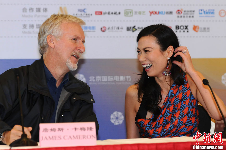 卡梅隆邓文迪助阵北京电影节贴耳密聊笑声不断