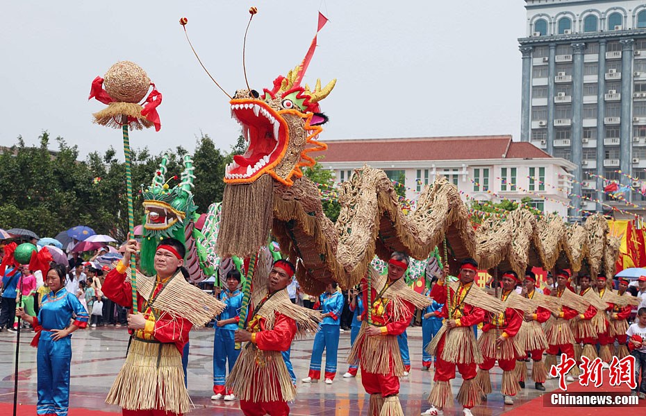壮族民众舞稻草龙祈福