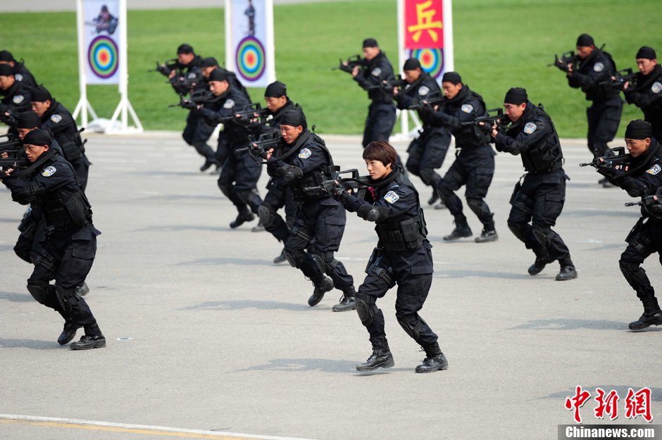 辽宁特警苦练精兵 摩托车特技精彩上演