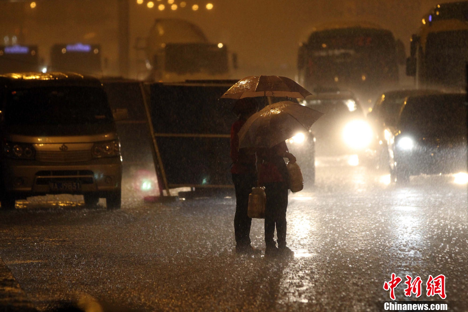 武汉突遭雷雨大风袭击