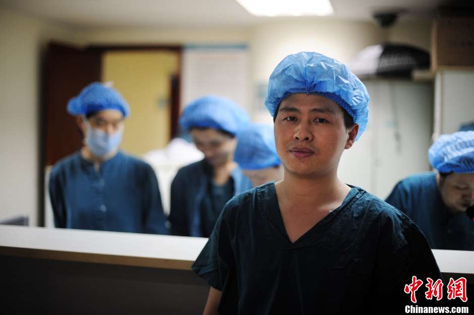 探访重庆医院里的男护士