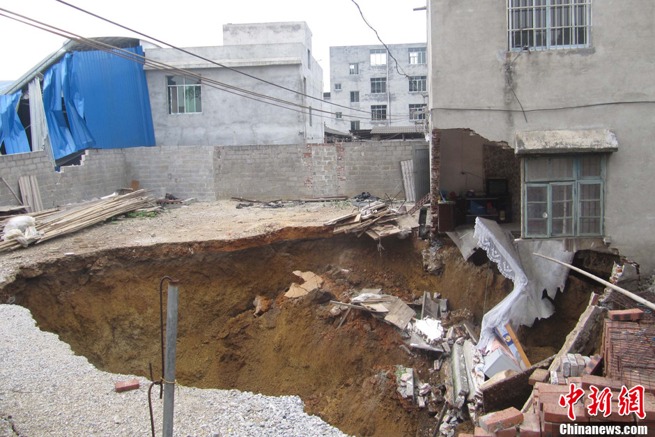 广西柳州城郊地陷 塌陷区内房屋摇摇欲坠