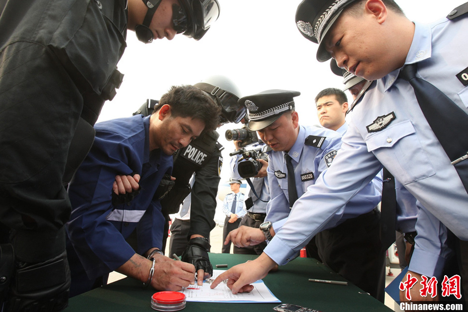 "金三角"特大武装贩毒集团首犯糯康押解到京