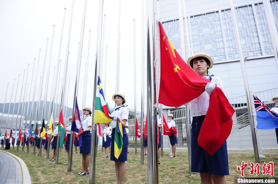 韩国丽水世博会:手捧中国国旗的礼仪小姐
