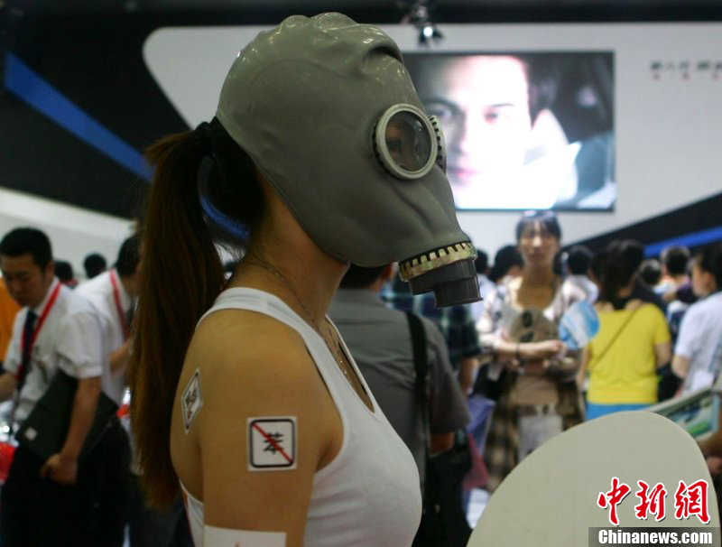 美女戴防毒面具 华中车展现聚人气怪招