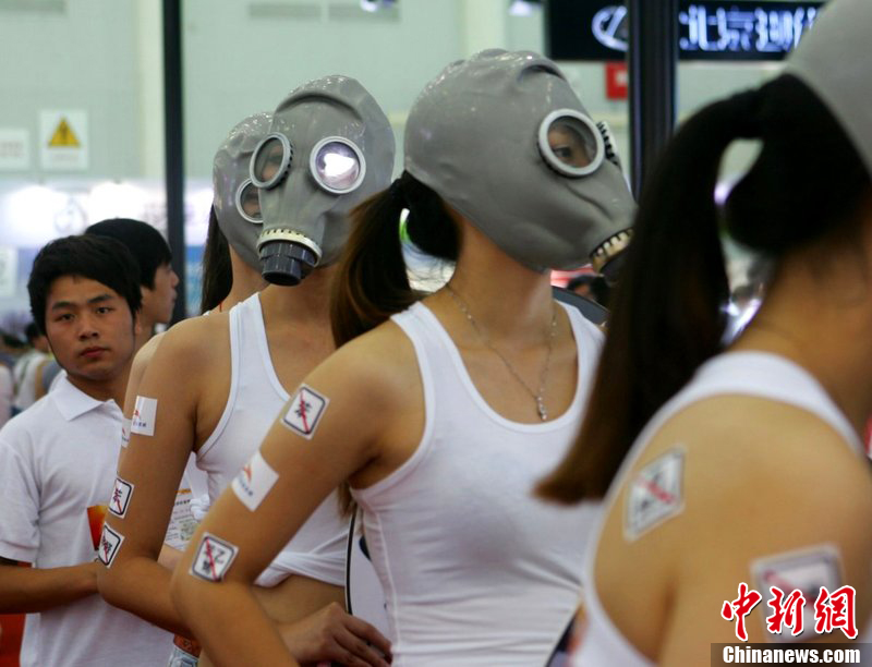 美女戴防毒面具华中车展现聚人气怪招