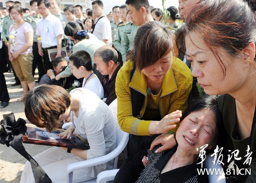 青州城万余民众百里送别二炮救人英雄沈星