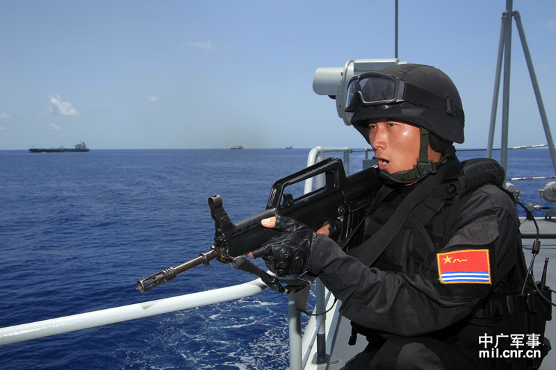 海军第11批护航编队特战分队空降解救"商船"