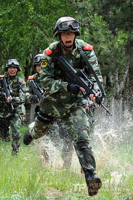 四川武警特战队员穿越高山峡谷磨砺战斗精神 (5/5)